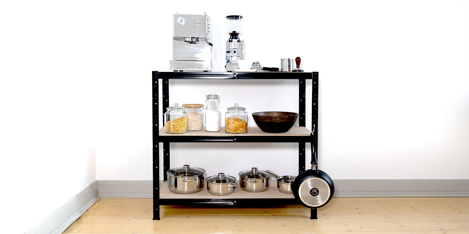 schwarzes Regal mit Espressomaschine und Lebensmitteln