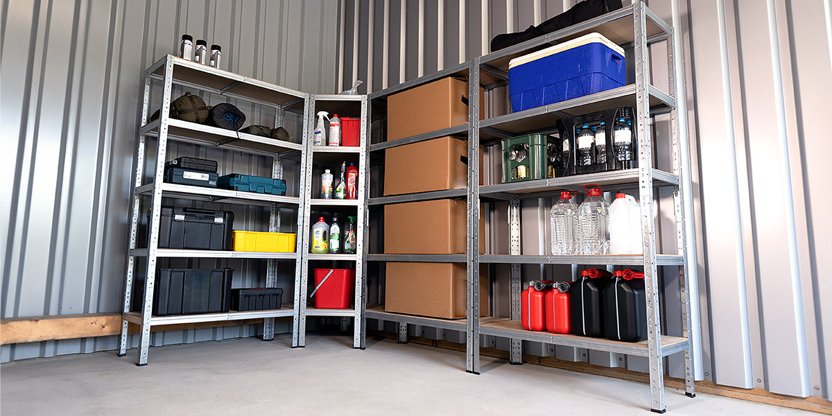 Garage mit Schwerlastregalen mit Kiste, Flaschen und Behältern