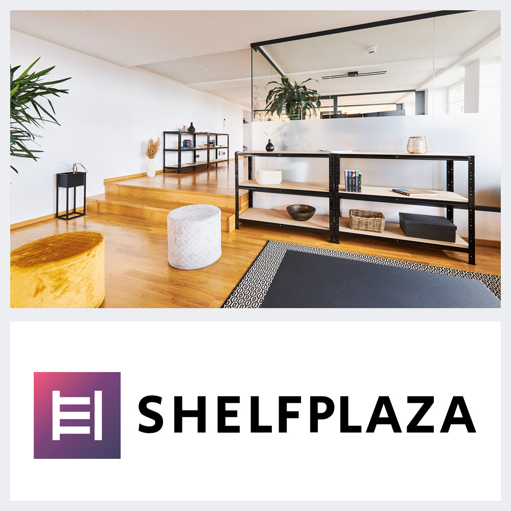 Büro mit mehreren schwarzen shelfplaza Regalen