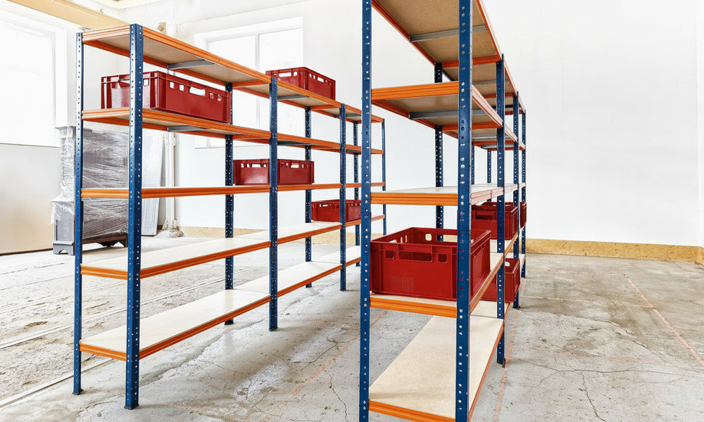 Regale in Blau-Orange